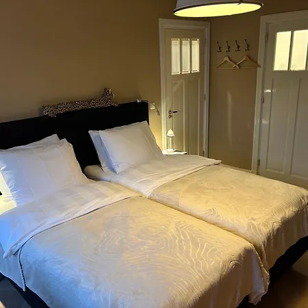 לינה וארוחת בוקר Morelstraat 3*